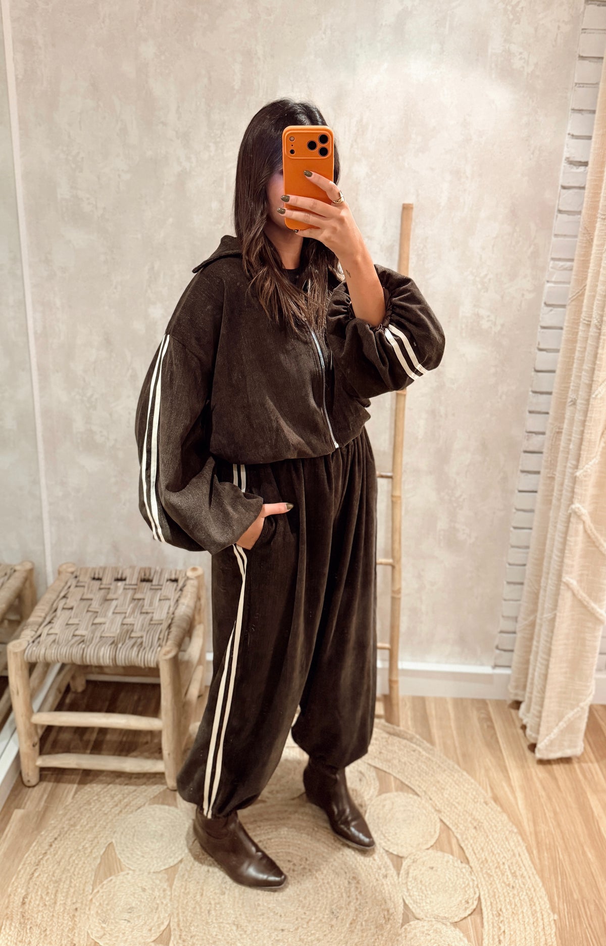 Conjunto castanho com bomber e calças balloon