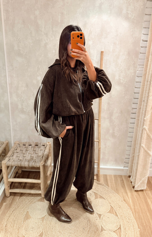 Conjunto castanho com bomber e calças balloon